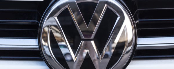 Gros plan sur le logo Volkswagen d'une voiture blanche