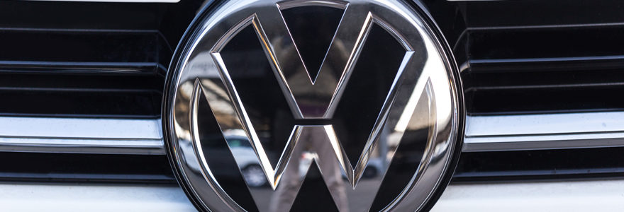 Gros plan sur le logo Volkswagen d'une voiture blanche