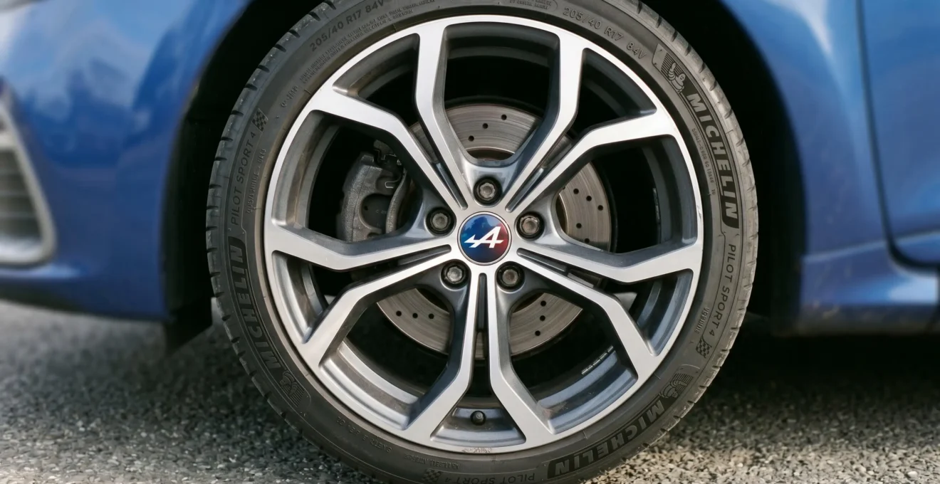 Jante alliage diamantée avec badge Alpine sur Renault Clio
