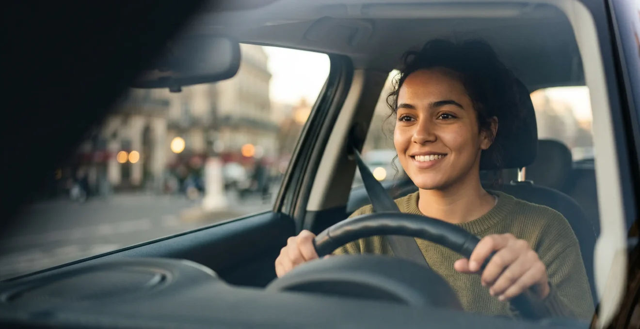 Jeune conducteur français au volant d'une Renault Clio moderne en environnement urbain dynamique