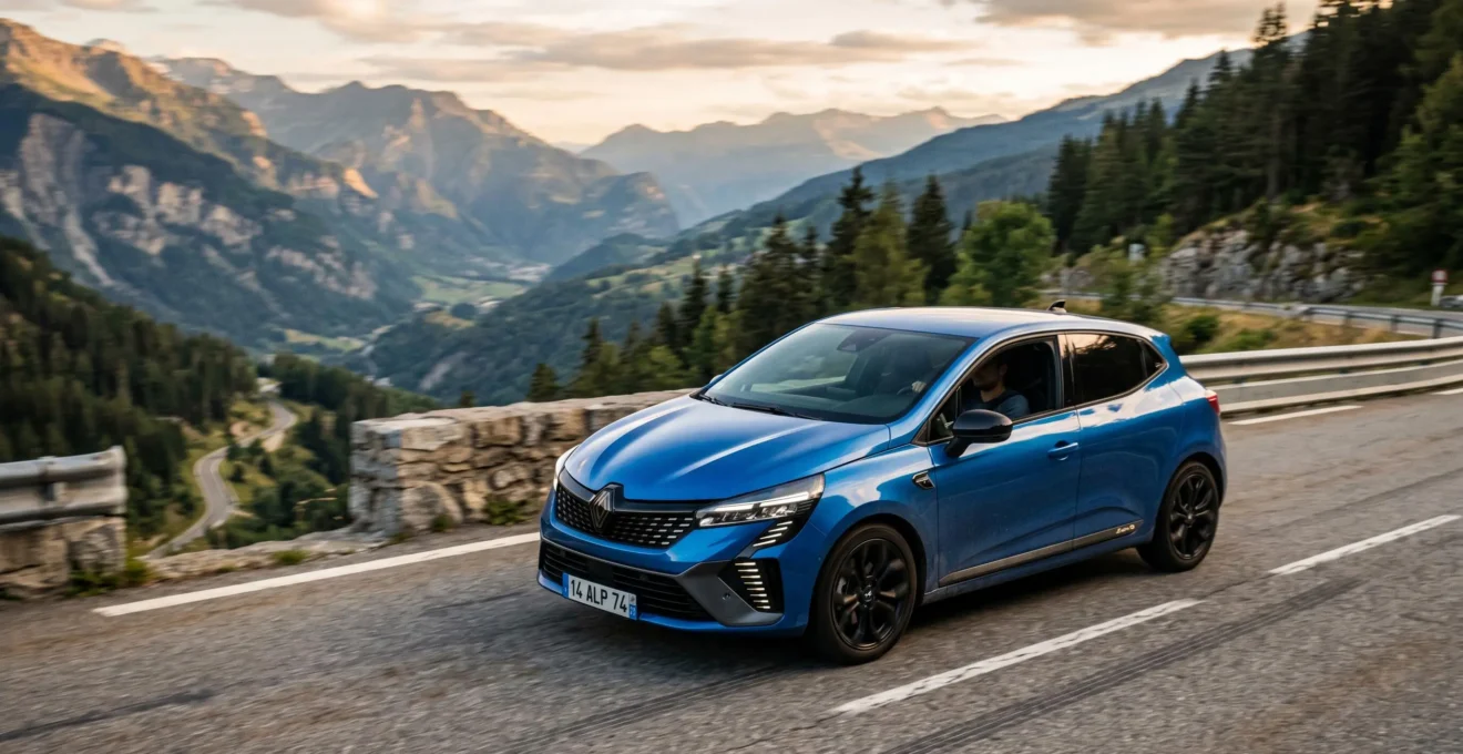 Renault Clio 5 Esprit Alpine bleu sport sur route de montagne