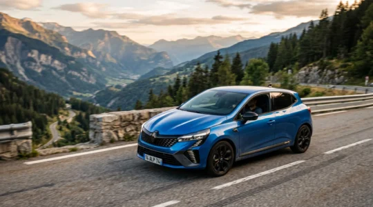 Renault Clio 5 Esprit Alpine bleu sport sur route de montagne